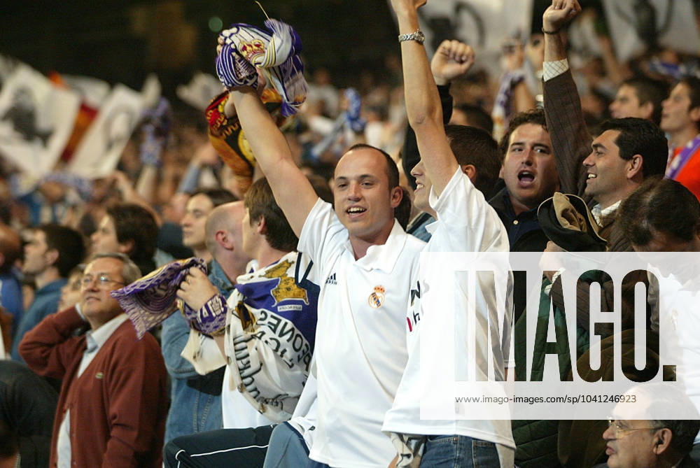 Onderwerp Subject: Real Madrid Champions League Reklame: Club Team Country: Real Madrid Seizoen Season: 2002 2003 FOTO PHOTO: Real Madrid s supporters celebrating MADRID ESP Content not available for redistribution in The Netherlands directly or indirectly through any third parties.