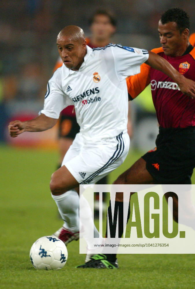 Onderwerp Subject: Real Madrid Champions League Club Team Country: Real Madrid Seizoen Season: 2002 2003 FOTO PHOTO: Real Madrid s Roberto CARLOS in duel ROME ITA Content not available for redistribution in The Netherlands directly or indirectly through any third parties.