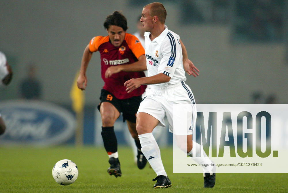 Onderwerp Subject: Real Madrid Champions League Club Team Country: Real Madrid Seizoen Season: 2002 2003 FOTO PHOTO: Real Madrid s Esteban CAMBIASSO ROME ITA Content not available for redistribution in The Netherlands directly or indirectly through any third parties.