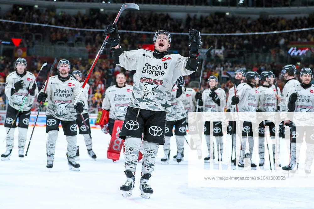 Düsseldorf, Ice field hockey, Penny DEL, 49 Matchday, PSD BANK Dome, Düsseldorfer EG Kölner Haie Final celebration after the 3 2 victory after penalty shootout for the Kölner Haie The team stands cheering on the ice Moritz Müller Kölner Haie cheering NRW Germany