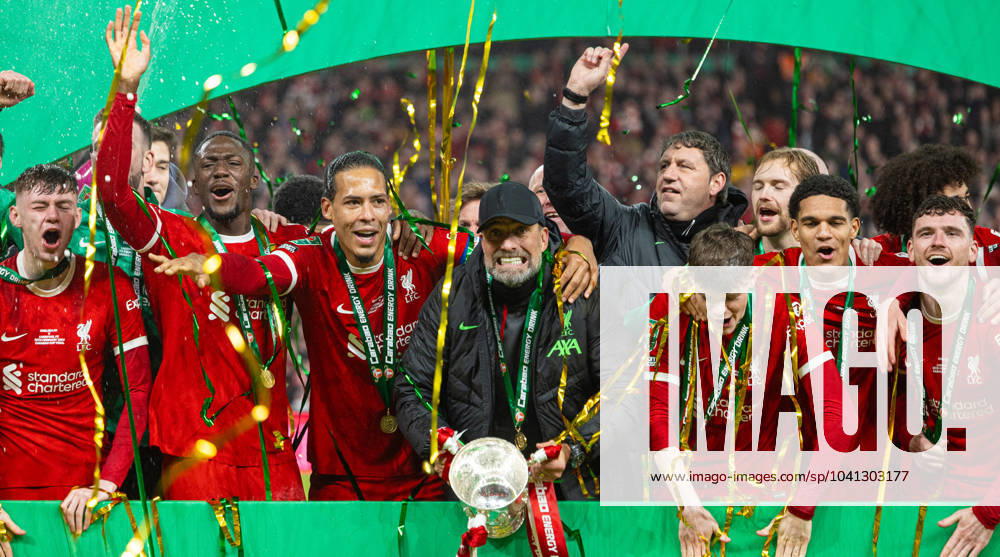 KW08 Football - Football League Cup - Final - Chelsea FC v Liverpool FC LONDON, ENGLAND - Sunday, February 25, 2024: Liverpool s manager Jürgen Klopp celebrates with the trophy after the Football League Cup Final match between Chelsea FC and Liverpool FC at Wembley Stadium. Liverpool won 1-0 after extra-time. (Photo by David Rawcliffe Propaganda) LONDON Wembley Stadium GREATER LONDON ENGLAND
