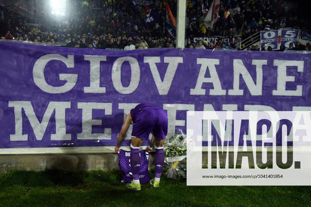 Foto Massimo Paolone LaPresse 26 Febbraio 2024 - Firenze, Italia - calcio - Fiorentina vs Lazio - Campionato italiano di calcio Serie A TIM 2023 2024 - Stadio Artemio Franchi. Nella foto: Cristiano Biraghi (ACF Fiorentina) lascia fiori al giovane Merenda scomparso February 26, 2024 Florence, Italy - sport, calcio - Fiorentina vs Lazio - Italian Serie A Football Championship 2023 2024 - Artemio Franchi Stadium. In the pic: Cristiano Biraghi (ACF Fiorentina) flowes