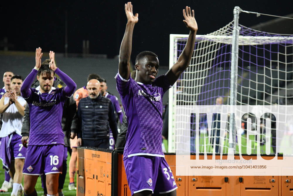 Foto Massimo Paolone LaPresse 26 Febbraio 2024 - Firenze, Italia - calcio - Fiorentina vs Lazio - Campionato italiano di calcio Serie A TIM 2023 2024 - Stadio Artemio Franchi. Nella foto: Michael Kayode (ACF Fiorentina) esultanza a fine gara con i compagni della Fiorentina February 26, 2024 Florence, Italy - sport, calcio - Fiorentina vs Lazio - Italian Serie A Football Championship 2023 2024 - Artemio Franchi Stadium. In the pic: Michael Kayode (ACF Fiorentina) celebrates