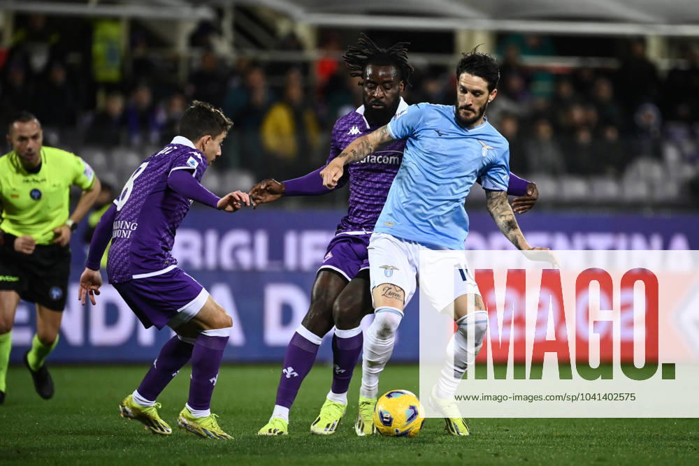 Foto Massimo Paolone LaPresse 26 Febbraio 2024 - Firenze, Italia - calcio - Fiorentina vs Lazio - Campionato italiano di calcio Serie A TIM 2023 2024 - Stadio Artemio Franchi. Nella foto: Luis Alberto (SS Lazio) in azione contrastato da M Bala Nzola (ACF Fiorentina) e Maxime Lopez (ACF Fiorentina) February 26, 2024 Florence, Italy - sport, calcio - Fiorentina vs Lazio - Italian Serie A Football Championship 2023 2024 - Artemio Franchi Stadium. In the pic: Luis Alberto (SS Lazio) competes for the ball with M Bala Nzola (ACF Fiorentina) and Maxime Lopez (ACF Fiorentina)