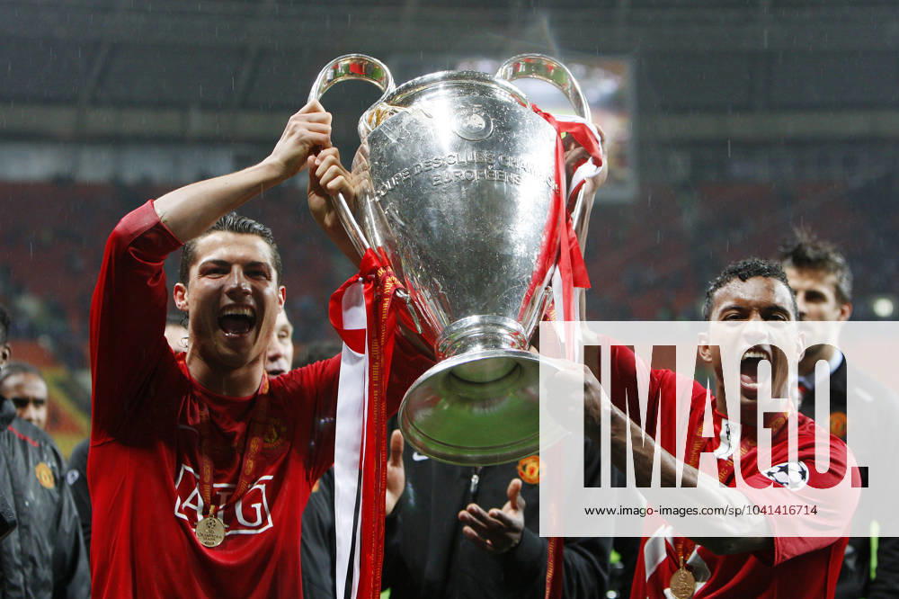 Onderwerp Subject: Manchester United, ManU Champions League final Reklame: Club Team Country: Manchester United - Chelsea Seizoen Season: 2007 2008 FOTO PHOTO: Manchester United s Cristiano RONALDO (L) and NANI (R) celebrating with trophy MOSCOW RUS Content not available for redistribution in The Netherlands directly or indirectly through any third parties.