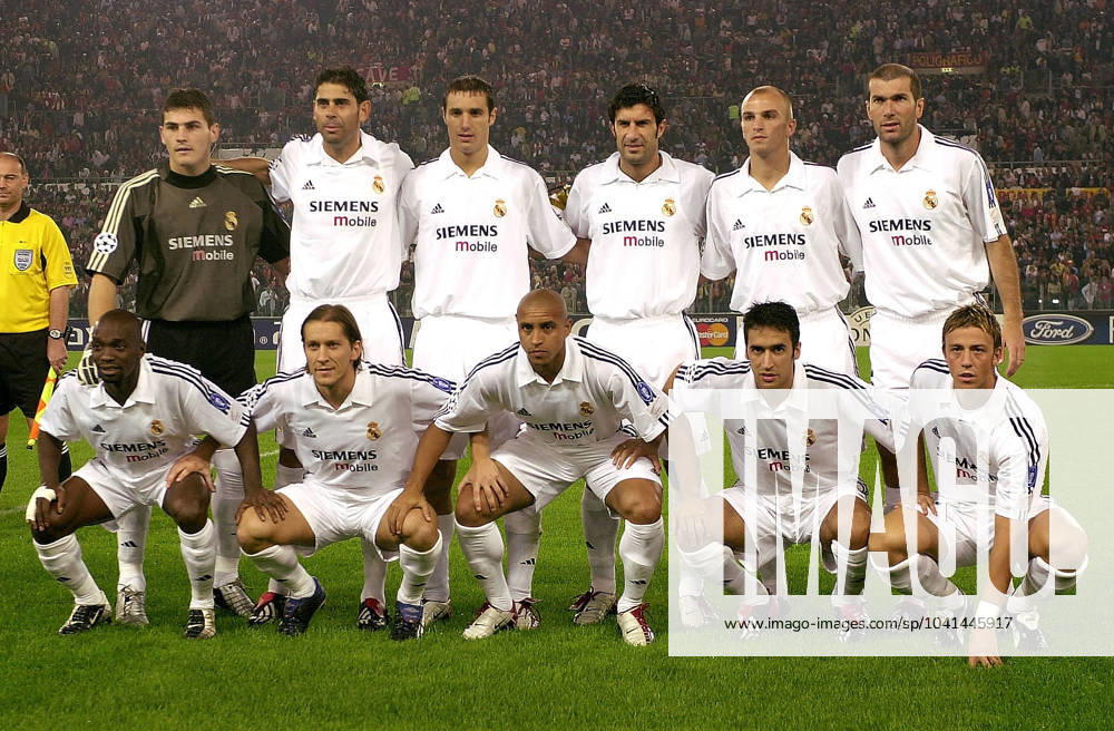 Onderwerp Subject: Real Madrid Champions League Club Team Country: Real Madrid Seizoen Season: 2002 2003 FOTO PHOTO: Real Madrid s teamphoto , top row f.l.t.r.: goalkeeper Iker CASILLAS , Fernando HIERRO , Ivan HELGUERA , Luis FIGO , Esteban Deleau CAMBIASSO , Zinedine ZIDANE Bottom Row f.l.t.r.: Claude MAKELELE , Michel SALGADO , Roberto CARLOS , RAUL , Jose Fernandez GUTI ROME ITA Content not available for redistribution in The Netherlands directly or indirectly through any third parties.