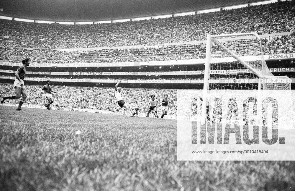 WM Halbfinale 1970 in Mexiko City - Italien - BR Deutschland 4:3 n.V. - Karl Heinz Schnellinger (BRD, Mitte) erzielt das Tor zum 1:1 gegen Torwart Enrico Albertosi (Italien)