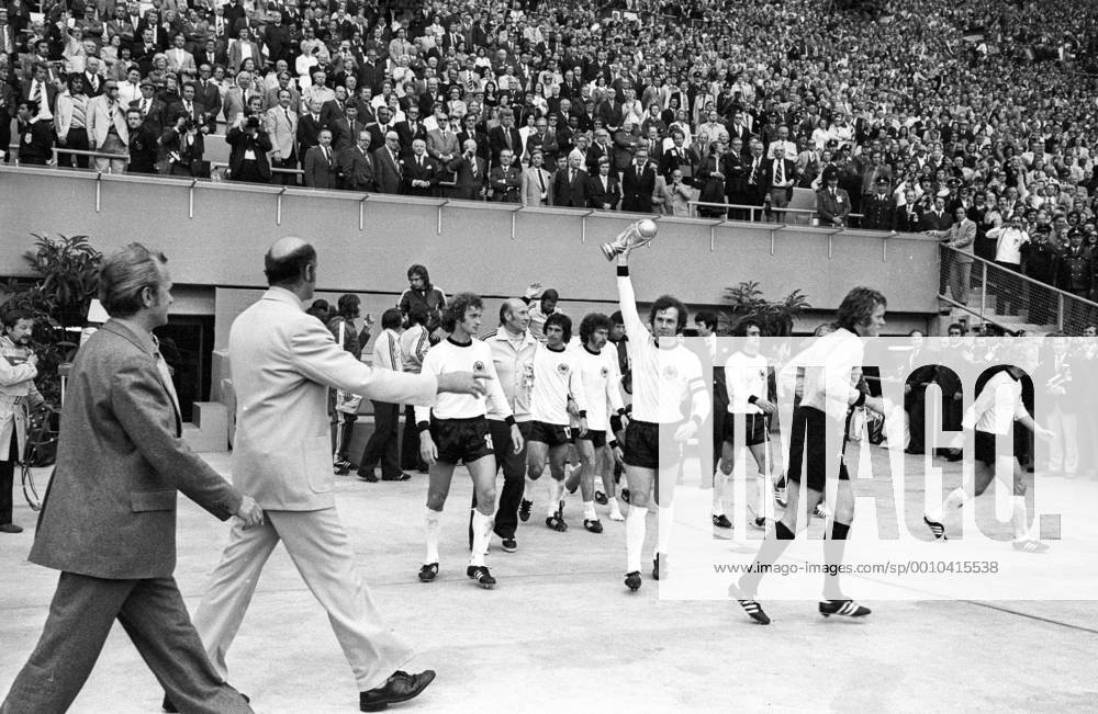 BR Deutschland ist Weltmeister 1974 - Kapitän Franz Beckenbauer präsentiert stolz den Weltpokal, daneben v.re.: Hans Hubert Berti Vogts, Torwart Sepp Maier, Wolfgang Overath, DFB Funktionär Horst Schmidt, Paul Breitner, Gerd Müller, Bundestrainer Helmut Schön und Rainer Bonhof