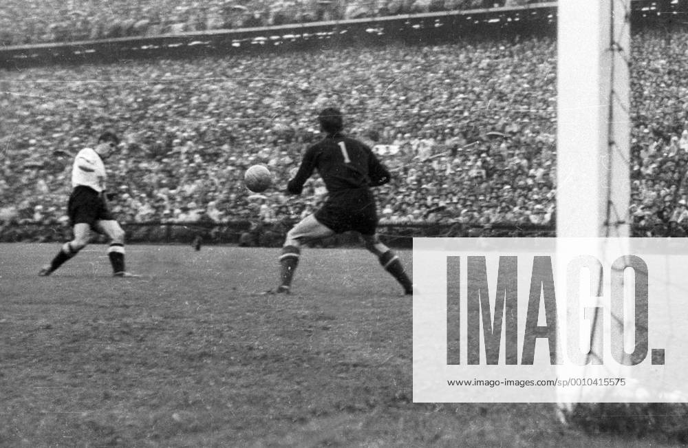 WM Finale 1954 in Bern - BR Deutschland - Ungarn 3:2 - Helmut Rahn (BRD, li.) gegen Torwart Gyula Grosics (Ungarn)