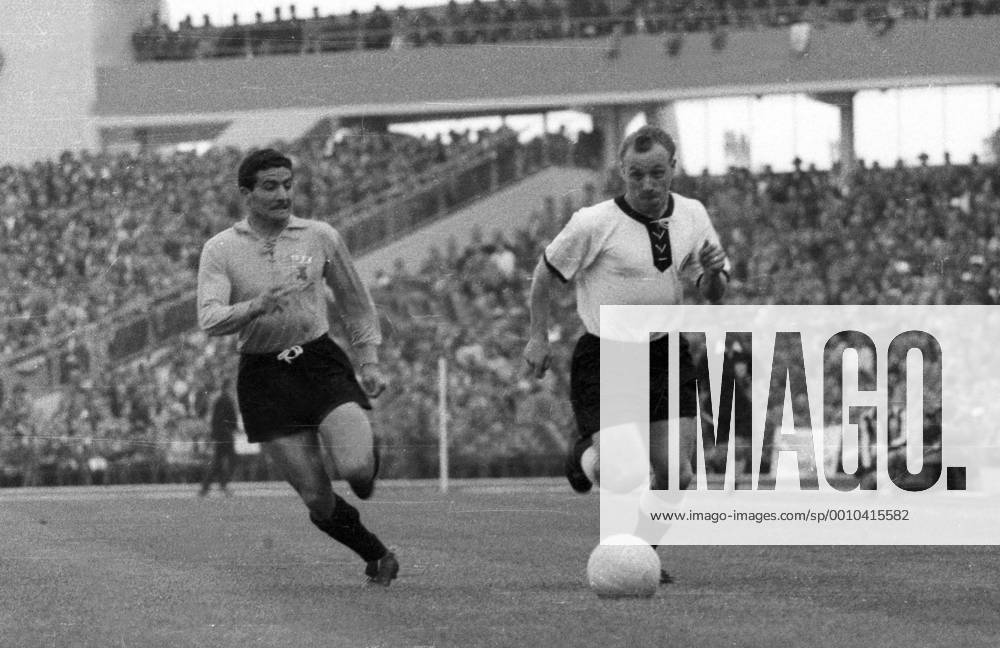 BR Deutschland - Argentinien 3:1 - Uwe Seeler (BRD, re.) gegen Francisco Lombardo (Argentinien)