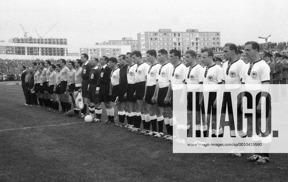 BR Deutschland - Argentinien 3:1 - R-L - Erich Juskowiak, Herbert Erhardt, Uwe Seeler, Georg Stollenwerk, Fritz Walter, Helmut Rahn, Horst Szymaniak, Alfred Aki Schmidt, Horst Eckel, Torwart Fritz Herkenrath, Kapitän Hans Schäfer (alle BRD), Linienrichter Leo Helge (Dänemark), Schiedsrichter Reg Leafe (England), Linienrichter Sten Ahlner (Schweden) sowie Pedro Dellacha, Nestor Rossi, Jose Varacka, Francisco Lombardo, Osvaldo Cruz, Eliseo Prado, Alfredo Rojas, Oreste Osmar Corbatta, Norberto Menendez, Federico Vairo und Torwart Amadeo Carrizo (alle Argentinien)