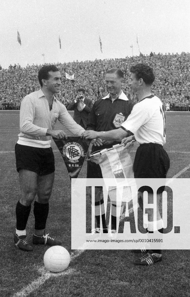 BR Deutschland - Argentinien 3:1 - Die Spielführer Hans Schäfer (BRD, re.) und Pedro Dellacha (Argentinien) tauschen die Wimpel vor Schiedsrichter Reg Leafe (England)