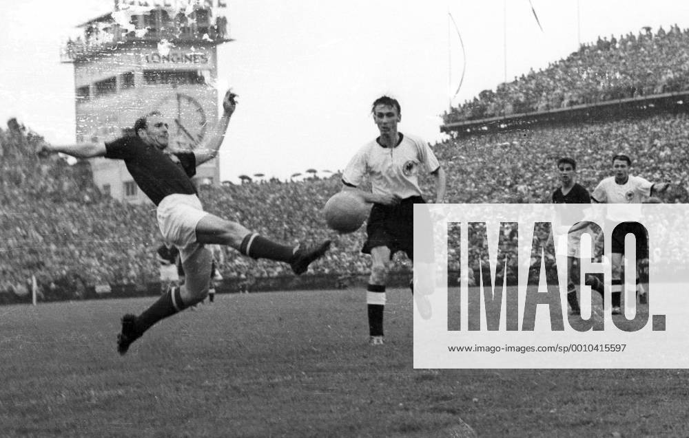 WM Finale 1954 in Bern - BR Deutschland - Ungarn 3:2 - Horst Eckel (BRD, 2.v.li.) gegen Nandor Hidegkuti (Ungarn, li.), beobachtet von Sandor Kocsis (Ungarn, 2.v.re.) und Karl Mai (BRD)