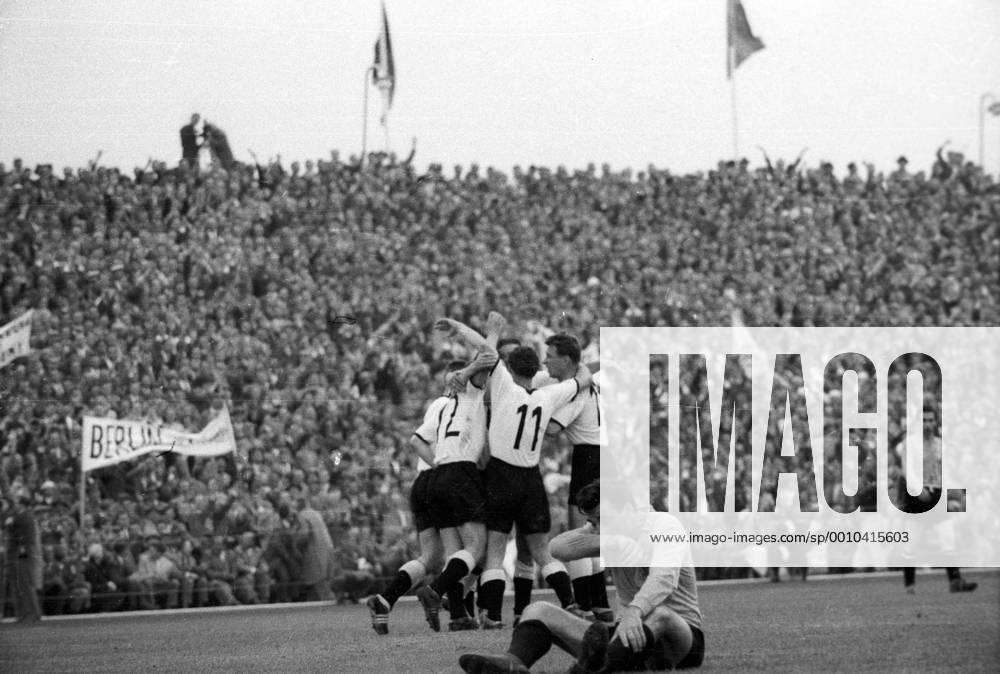 BR Deutschland - Argentinien 3:1 - Nestor Rossi (Argentinien) enttäuscht, dahinter jubelt Alfred Aki Schmidt (BRD, re.) mit seinen Teamkollegen