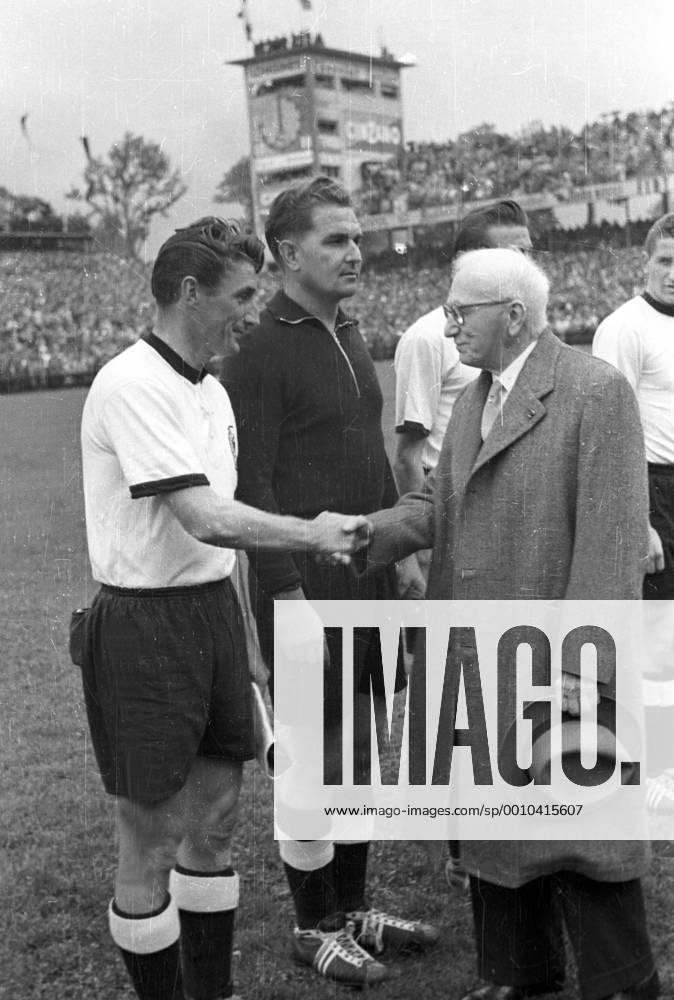 WM Finale 1954 in Bern - BR Deutschland - Ungarn 3:2 - FIFA Präsident Jules Rimet (Frankreich, re.) begrüßt Kapitän Fritz Walter (li.) und Torwart Toni Turek (beide BRD)
