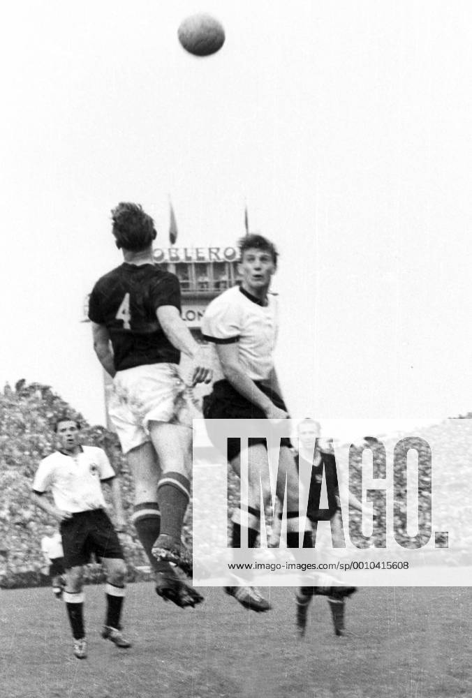 WM Finale 1954 in Bern - BR Deutschland - Ungarn 3:2 - Hans Schäfer (2.v.re.) und Max Morlock (beide BRD) gegen Mihaly Lantos (2.v.li.) und Nandor Hidegkuti (beide Ungarn)
