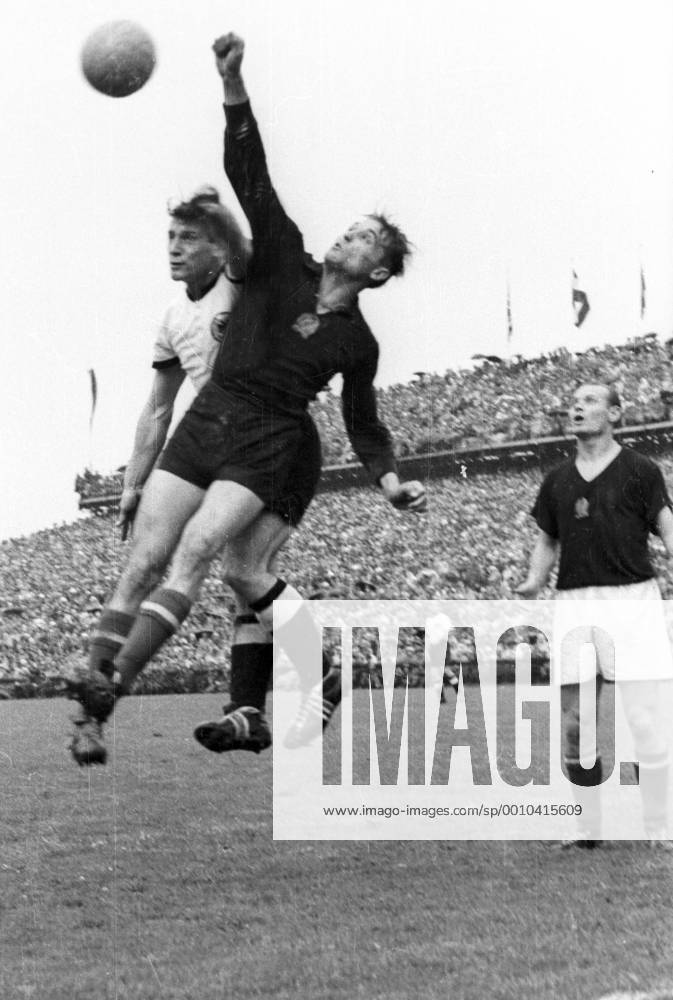 WM Finale 1954 in Bern - BR Deutschland - Ungarn 3:2 - Hans Schäfer (BRD, li.) gegen Torwart Gyula Grosics (Mitte) und Jenö Buzanszky (beide Ungarn)