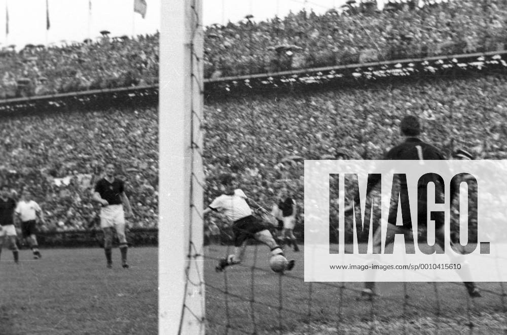 WM Finale 1954 in Bern - BR Deutschland - Ungarn 3:2 - Fritz Walter (BRD, Mitte) gegen Torwart Gyula Grosics (Ungarn)