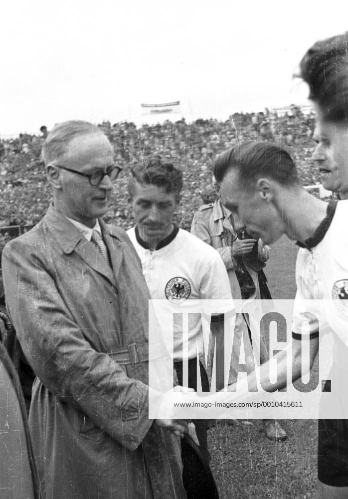 WM Finale 1954 in Bern - BR Deutschland - Ungarn 3:2 - Bundespräsident Rodolphe Rubattel (Schweiz, li.) begrüßt Horst Eckel (re.), dazwischen Kapitän Fritz Walter (beide BRD)