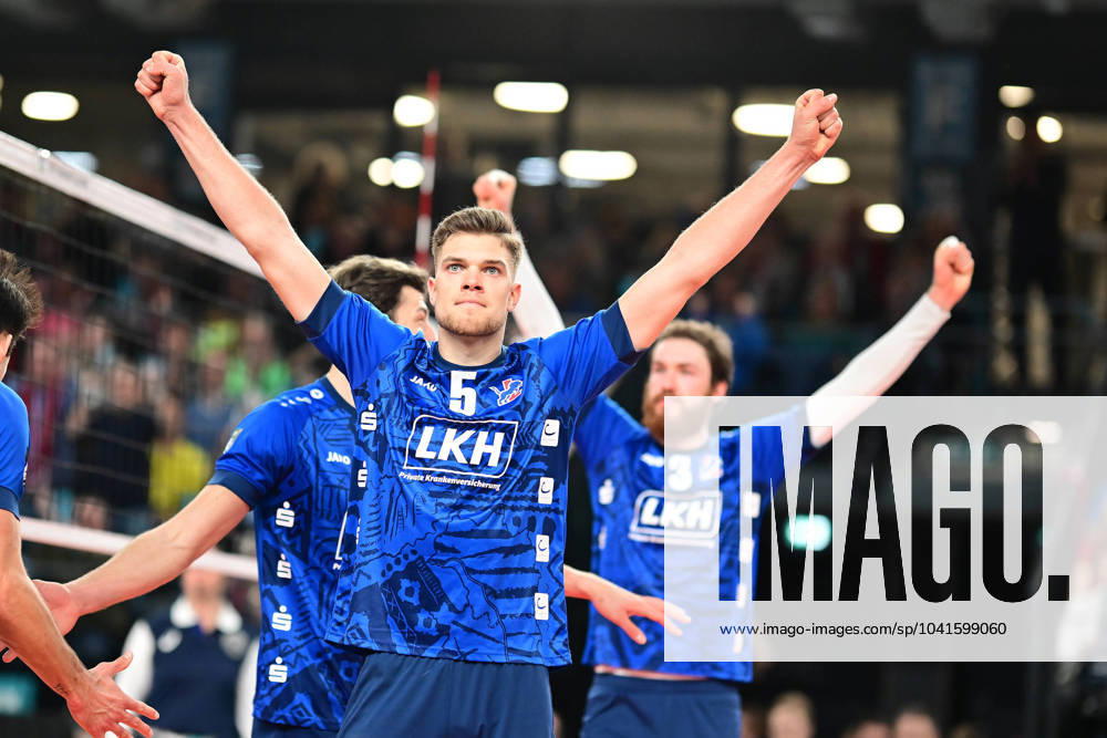 VOLLEYBALL I MEN I 2023 2024 I CEV CUP I Semi Final CCM 82 I SVG LÜNEBURG Arkas IZMIR I 28 2 2024 Erik Johannes Röhrs 5, SVG Lüneburg cheers in the background you can see Jesse William Elser 3, SVG Lüneburg in the same pose Lüneburg LKH Arena Niedersachsen Germany