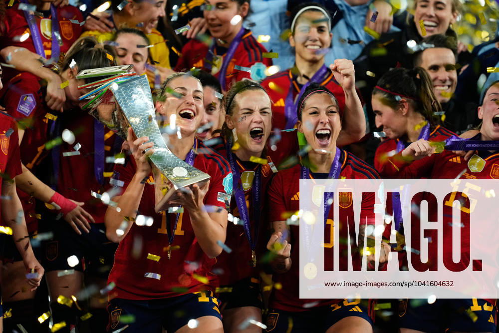 KW09 A general view as players of Spain celebrate as Irene Paredes of Spain lifts UEFA Women s Nations League trophy after her team s victory during the UEFA Women s Nations League 2024 Final match between Spain and France at Estadio La Cartuja on February 28, 2024 in Seville, Spain (Photo by: LGM Panoramic) FOOTBALL : Spain v France - UEFA Women s Nations League 2024 Final 28 02 2024 LGM Panoramic