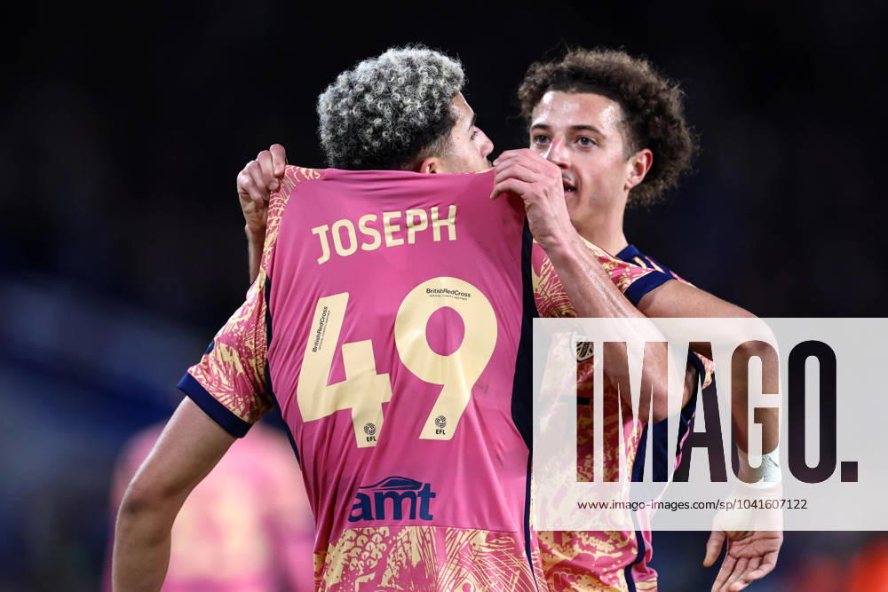 Chelsea gegen Leeds United 28. Februar 2024, London FA Cup Runde 5 Chelsea gegen Leeds United Ethan Ampadu von Leeds United hebt das Trikot des Torschützen Mateo Joseph, so dass sein Name und seine Nummer deutlich zu sehen sind Foto Jacques Feeney Abseits London UK