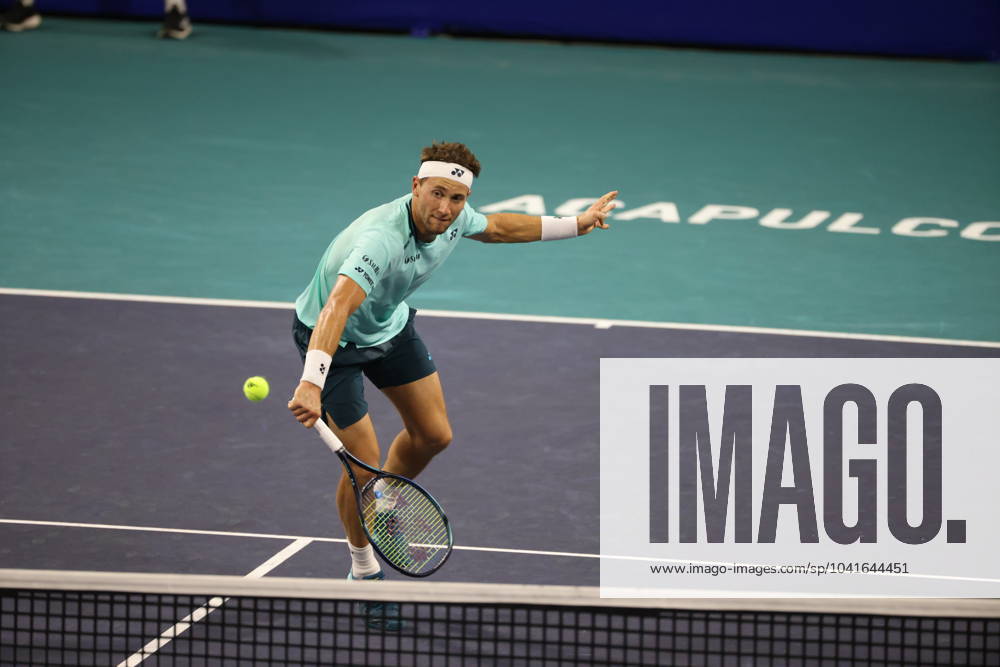 (240229) -- ACAPULCO, Feb. 29, 2024 -- Casper Ruud of Norway hits a return during the men s singles second round match against Dusan Lajovic of Serbia at the 2024 ATP, Tennis Herren Mexican Open tennis tournament in Acapulco, Mexico, Feb. 28, 2024. ) (SP)MEXICO-ACAPULCO-TENNIS-ATP-MEXICAN OPEN LixMengxin