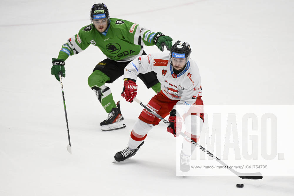 Utkani 51. kola hokejove extraligy: BK Mlada Boleslav - HC Olomouc, 1. brezna 2024, Mlada Boleslav. Zleva Ales Cech z Mlade Boleslavi a Silvester Kusko z Olomouce. (CTKxPhoto OndrejxDeml) CTKPhotoP2024030108038 CTKPhotoP2024030108038