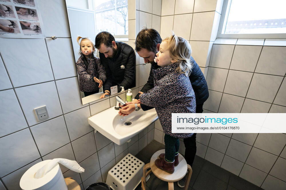 The nursery DUI in Aalborg reopens for the institutions children, Wednesday morning 15 April 2020 Solvej washes his hands with his father Due to the corona crisis, the nursery has been closed, and after the nursery has been renovated indoors and outdoors, the children and the adult educators can keep distance and washing hands, Aalborg Jutland