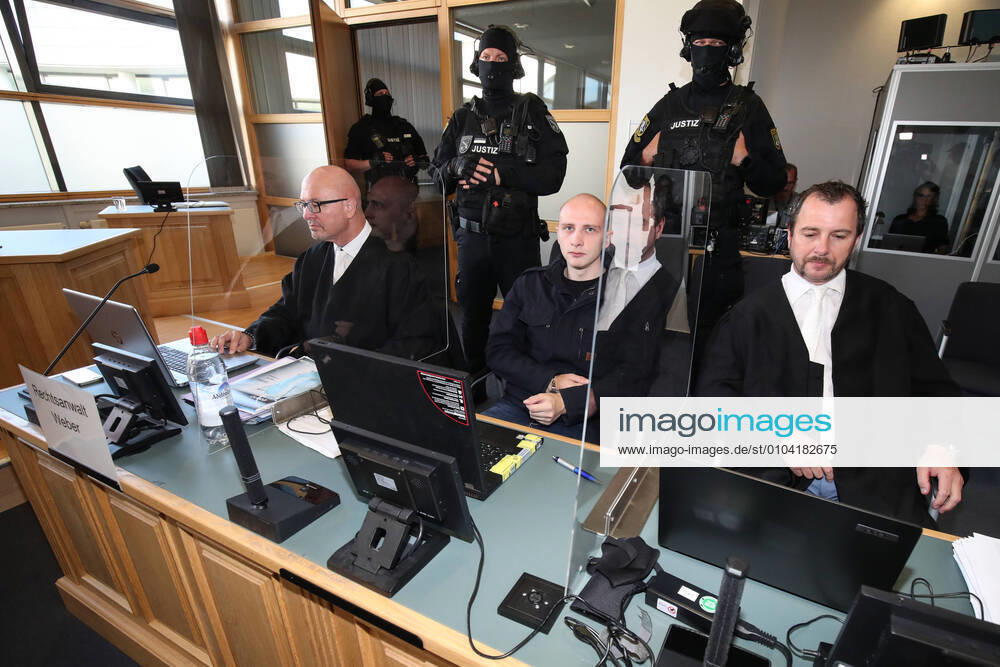 The accused Stephan Balliet has his laptop with him in the hall, the battery of the laptop runs only 45 minutes without p