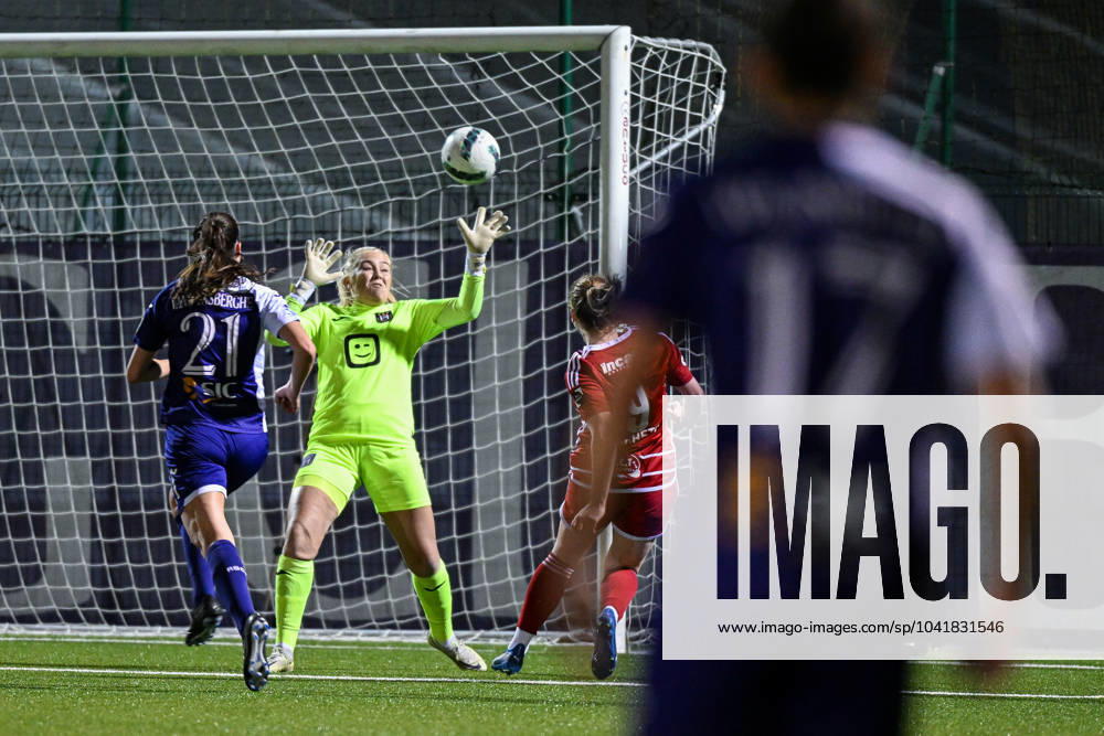 RSC ANDERLECHT VS STANDARD Amber Barrett (9) of Standard scores 1-1 and Standard can celebrate during a female soccer game between RSC Anderlecht and Standard Femina de Liege on the 14 th matchday of the 2023 - 2024 season of the Belgian Lotto Womens Super League , on Saturday 2 March 2024 in Anderlecht , Belgium . PHOTO SPORTPIX Stijn Audooren Anderlecht Neerpede Brussel Belgium