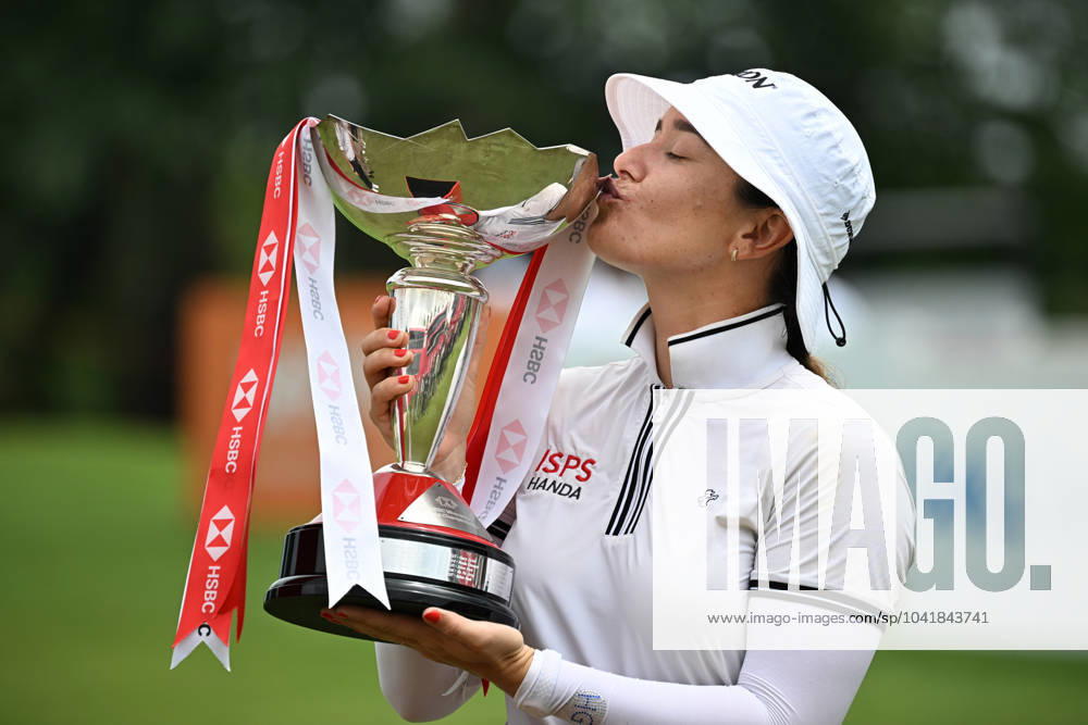 KW09 (240303) -- SINGAPORE, March 3, 2024 -- Hannah Green of Australia kisses the trophy after winning the HSBC Women s World Championship, WM, Weltmeisterschaft held at the Singapore s Sentosa Golf Club on March 3, 2024. (Photo by Then Chih Wey Xinhua) (SP)SINGAPORE-GOLF-WOMEN S WORLD CHAMPIONSHIP XinxJiapo