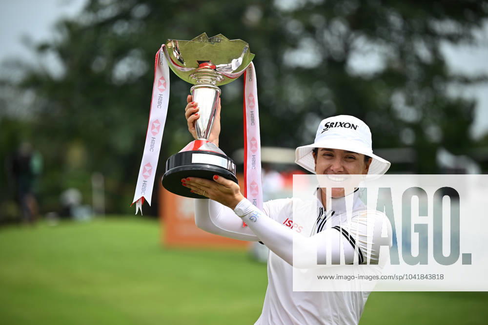 (240303) -- SINGAPORE, March 3, 2024 -- Hannah Green of Australia holds up the trophy to celebrate after winning the HSBC Women s World Championship, WM, Weltmeisterschaft held at the Singapore s Sentosa Golf Club on March 3, 2024. (Photo by Then Chih Wey Xinhua) (SP)SINGAPORE-GOLF-WOMEN S WORLD CHAMPIONSHIP XinxJiapo