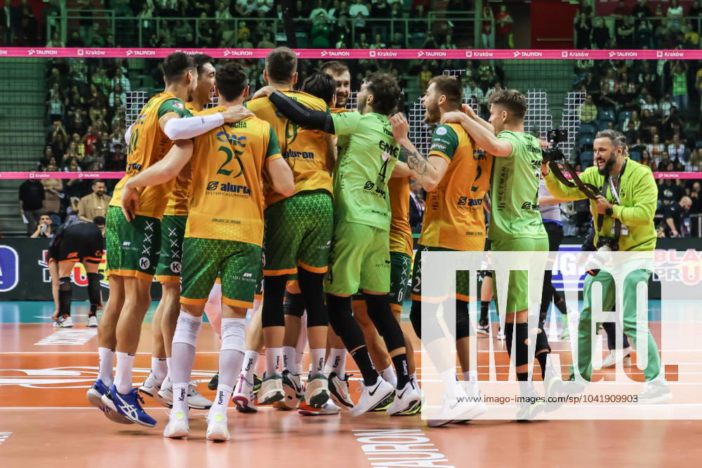 Tauron Polish Mens Volleyball Cup 2024 - final - Jastrzebski Wegiel vs Aluron CMC Warta Zawiercie 03.03.2024 Krakow (Cracow) Poland, Voleyball (siatkowka), Tauron Polish Mens Volleyball Cup - final (TAURON Puchar Polski Mezczyzn 2024), Sezon (Season) 2024, Jastrzebski Wegiel - Aluron CMC Warta Zawiercie op: Aluron CMC Warta Zawiercie - win celebraion celebracja zwyciestwa)