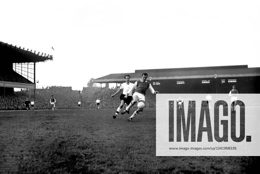 Laurie Brown, Arsenal Laurie Brown, Arsenal (r) Arsenal v Bolton Wanderers Football League Division One, Credit:Photoshot Avalon