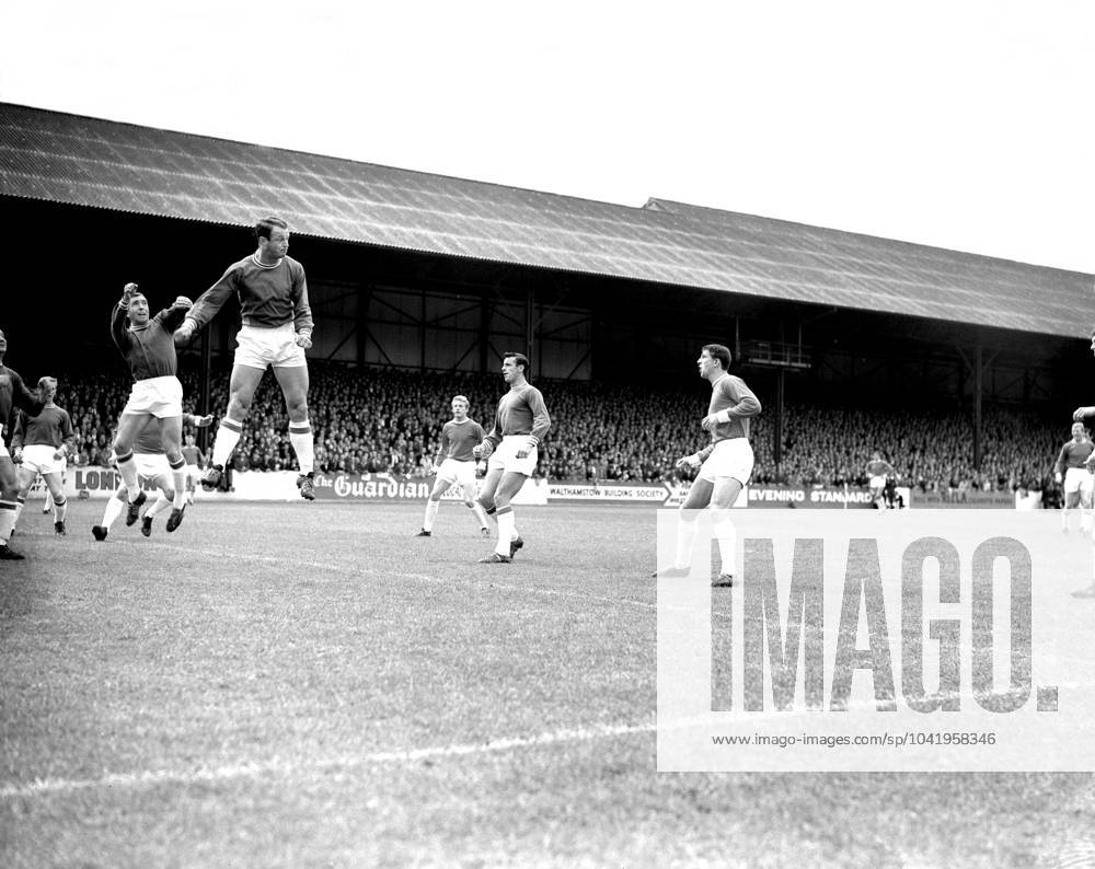 Leyton Orient v Manchester United, ManU (L-R) Malcolm Lucas (LO), Stan Charlton (LO), Sid Bishop (LO), David Herd (MU) Leyton Orient v Manchester United Football League Division One, Credit:Photoshot Avalon