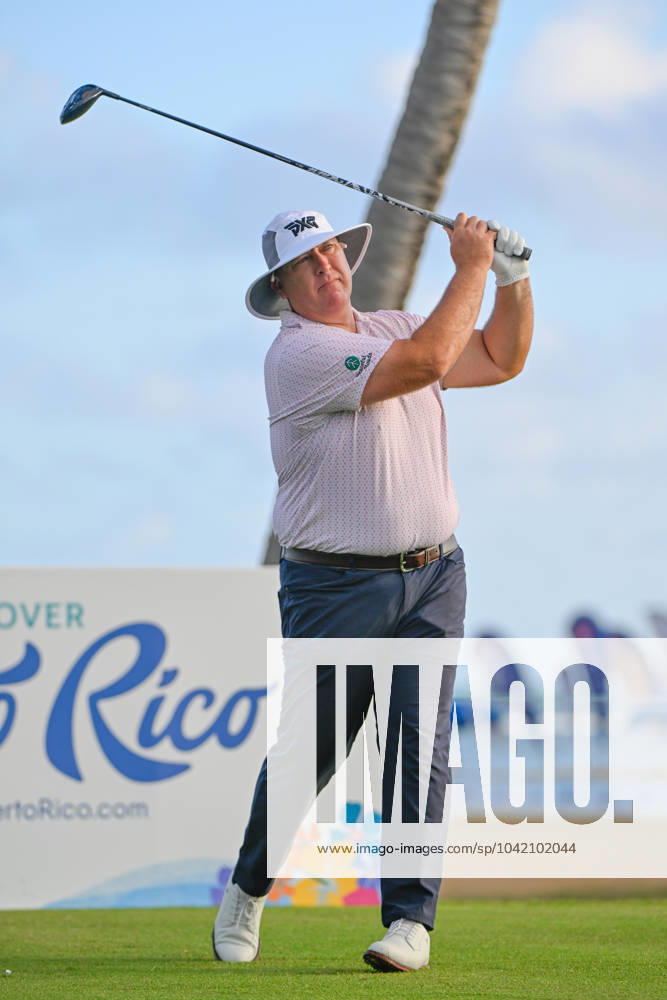 RIO GRANDE, PR - MARCH 07: Scott Gutschewski (USA) watches his tee shot on 13 during Rd1 of the Puerto Rico Open at Grand Reserve Country Club (Old) on March 7, 2024, in Rio Grande, Puerto Rico. (Photo by Ken Murray Icon Sportswire) GOLF: MAR 07 PGA, Golf Herren Puerto Rico Open Icon240307014