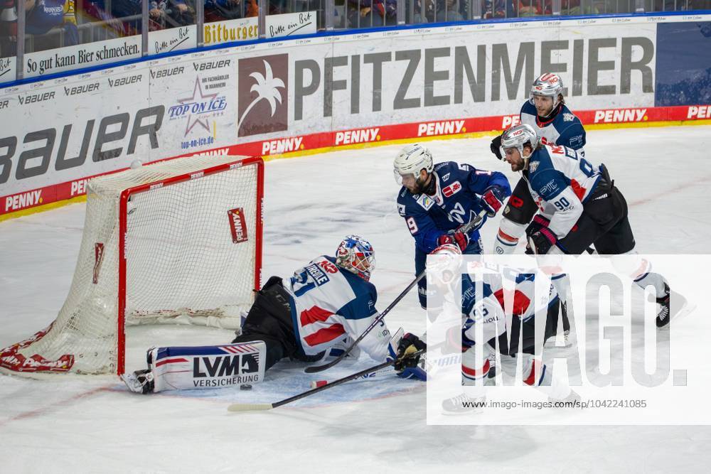 DEL, Deutsche Eishockey Liga Saison 2023 24, 1 Playoff Runde Pre Playoffs Adler Mannheim vs Nürnberg Ice Tigers 2 1 Linden Vey 19, Adler Mannheim with a good scoring chance, goalkeeper Niklas Treutle 31, Nürnberg Ice Tigers keeps his box clean in this situation