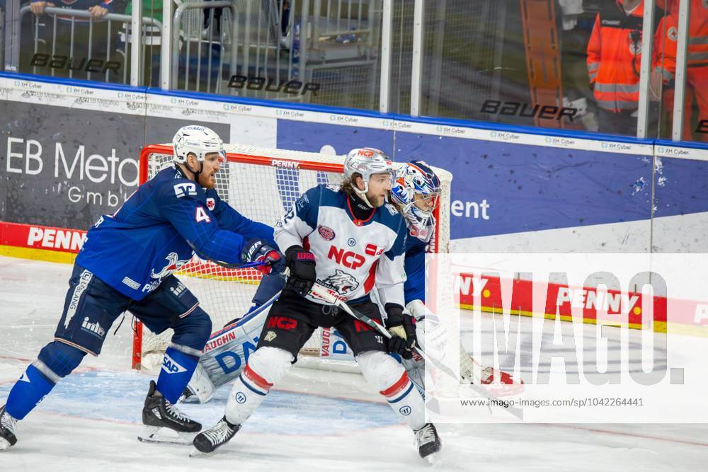DEL, Deutsche Eishockey Liga Saison 2023 24, 1 Playoff Runde Pre Playoffs Adler Mannheim vs Nürnberg Ice Tigers 2 1 Korbinian Holzer 4, Adler Mannheim and Hayden Shaw 82, Nürnberg Ice Tigers waiting for the puck in front of the Adler Mannheim goal