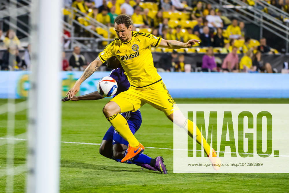 MLS, Fussball Herren, USA 2015: Orlando City SC vs Columbus Crew SC APR 18 Columbus Crew SC defender Emanuel Pogatetz (5) receives the ball with Carlos Rivas (11) of Orlando City SC defending during the second half match between Orlando City SC and Columbus Crew SC at MAPFRE Stadium, in Columbus OH. on April 18, 2015. Columbus OH United States of America