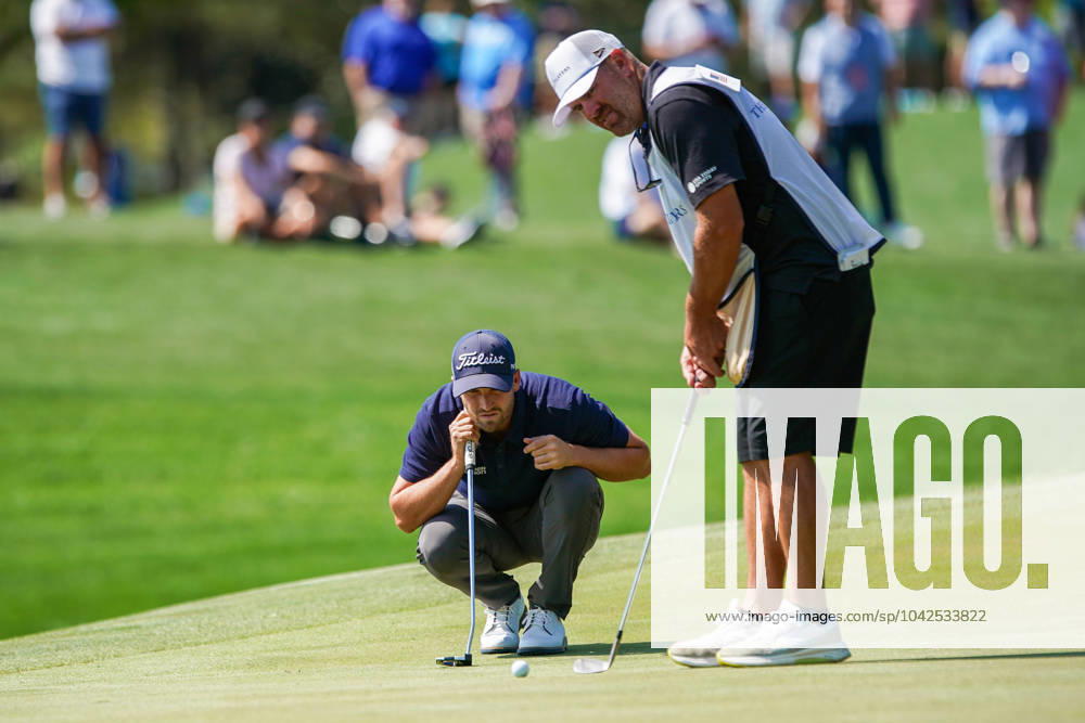 WYNDHAM CLARK (USA) (L) and his caddie JOHN ELLIS line up a putt on the 3rd green during the second round of the 2024 PLAYERS Championship at TPC Sawgrass. Ponte Vedra Beach United States - ZUMAw109 20240315_fap_w109_001