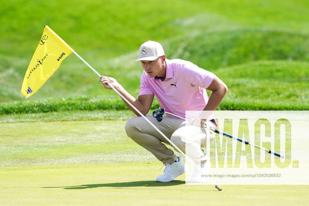 PRETTU IN PINK: Germany s PGA, Golf Herren top pro golfer MATTI SCHMID, 26, lines up a putt on the 18th green during the second round of the 2024 PLAYERS Championship at TPC Sawgrass. Ponte Vedra Beach United States - ZUMAw109 20240315_fap_w109_003