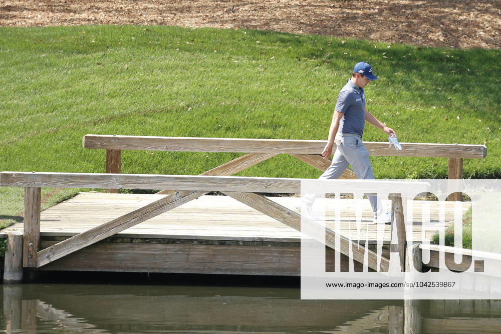 PONTE VEDRA BEACH, FL - MARCH 15: PGA, Golf Herren golfer Matt Fitzpatrick walks across a bridge on the 9th hole during The Players Championship on March 15, 2024, at TPC Sawgrass in Ponte Vedra Beach, Florida. (Photo by Brian Spurlock Icon Sportswire) GOLF: MAR 15 PGA THE PLAYERS Championship Icon24031520