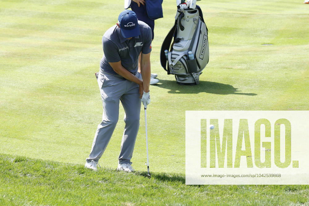 PONTE VEDRA BEACH, FL - MARCH 15: PGA, Golf Herren golfer Matt Fitzpatrick chips on the 9th hole during The Players Championship on March 15, 2024, at TPC Sawgrass in Ponte Vedra Beach, Florida. (Photo by Brian Spurlock Icon Sportswire) GOLF: MAR 15 PGA THE PLAYERS Championship Icon24031521
