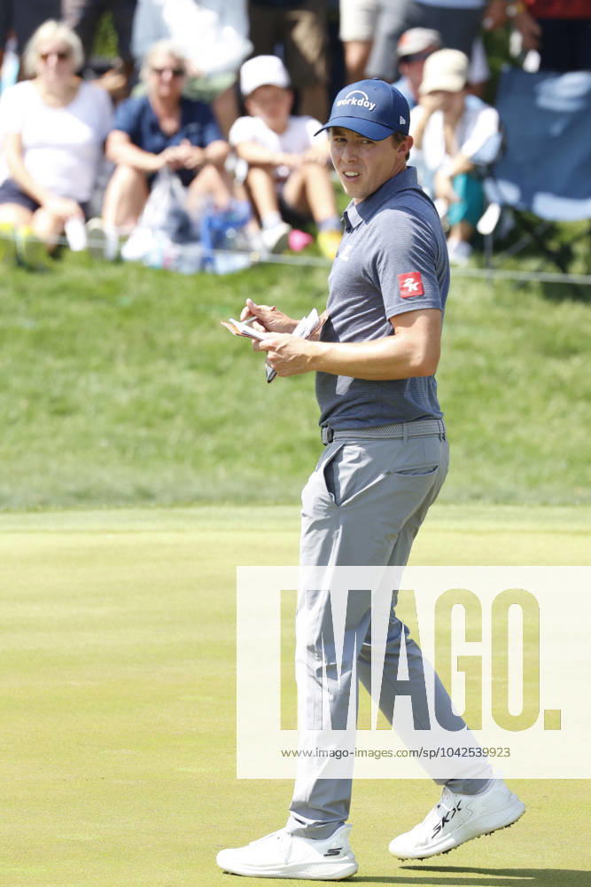 PONTE VEDRA BEACH, FL - MARCH 15: PGA, Golf Herren golfer Matt Fitzpatrick writes down his score on the 9th hole during The Players Championship on March 15, 2024, at TPC Sawgrass in Ponte Vedra Beach, Florida. (Photo by Brian Spurlock Icon Sportswire) GOLF: MAR 15 PGA THE PLAYERS Championship Icon24031524