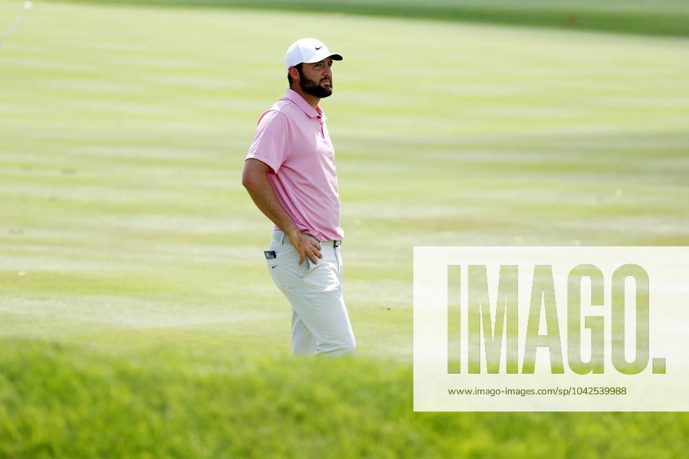 PONTE VEDRA BEACH, FL - MARCH 15: PGA, Golf Herren golfer Scottie Scheffler looks where to play his next shot on the 9th hole during The Players Championship on March 15, 2024, at TPC Sawgrass in Ponte Vedra Beach, Florida. (Photo by Brian Spurlock Icon Sportswire) GOLF: MAR 15 PGA THE PLAYERS Championship Icon24031529