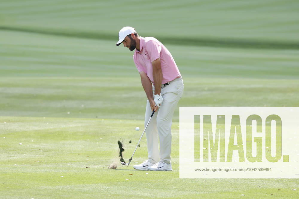 PONTE VEDRA BEACH, FL - MARCH 15: PGA, Golf Herren golfer Scottie Scheffler hits out of the fairway on the 9th hole during The Players Championship on March 15, 2024, at TPC Sawgrass in Ponte Vedra Beach, Florida. (Photo by Brian Spurlock Icon Sportswire) GOLF: MAR 15 PGA THE PLAYERS Championship Icon24031530