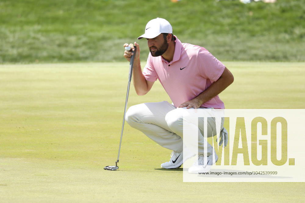 PONTE VEDRA BEACH, FL - MARCH 15: PGA, Golf Herren golfer Scottie Scheffler lines up his putt on the 9th hole during The Players Championship on March 15, 2024, at TPC Sawgrass in Ponte Vedra Beach, Florida. (Photo by Brian Spurlock Icon Sportswire) GOLF: MAR 15 PGA THE PLAYERS Championship Icon24031532