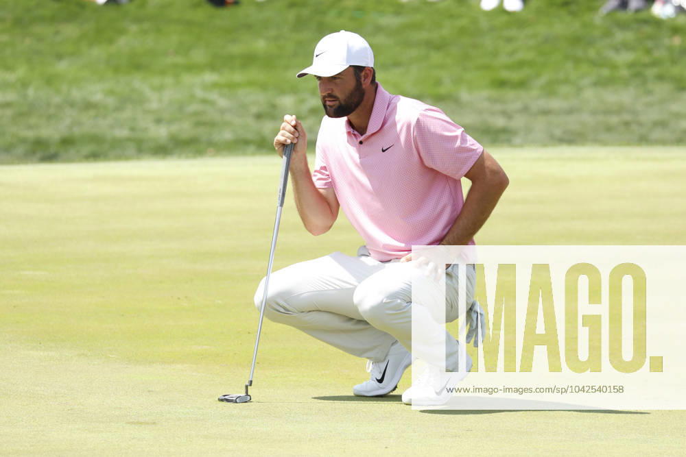 PONTE VEDRA BEACH, FL - MARCH 15: PGA, Golf Herren golfer Scottie Scheffler lines up his putt on the 9th hole during The Players Championship on March 15, 2024, at TPC Sawgrass in Ponte Vedra Beach, Florida. (Photo by Brian Spurlock Icon Sportswire) GOLF: MAR 15 PGA THE PLAYERS Championship Icon24031533