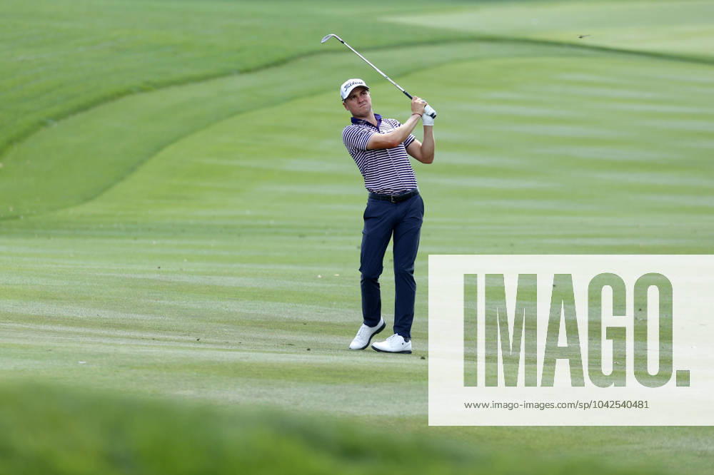 PONTE VEDRA BEACH, FL - MARCH 15: PGA, Golf Herren golfer Justin Thomas hits an iron shot on the 9th hole during The Players Championship on March 15, 2024, at TPC Sawgrass in Ponte Vedra Beach, Florida. (Photo by Brian Spurlock Icon Sportswire) GOLF: MAR 15 PGA THE PLAYERS Championship Icon24031535